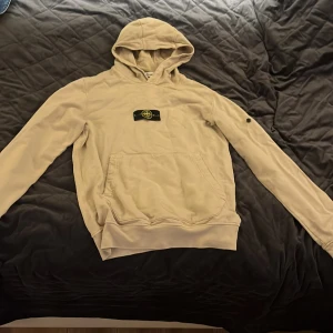 Stone island tröja - En as Nice sommar/ vår tröja skön passar bra med linne byxor köpt på nk  för cirka ett år sedan