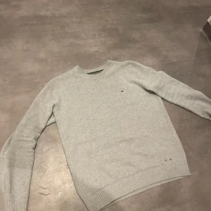 Tommy hilfiger stickad tröja  - En stickad tröja i märket tommy hilfiger som jag fick i present, den är i väldigt bra skick och ändast använd 1 gång. Om ni vill ha mer info eller mer bilder hör bara av er🌟 Kollade och om jag minns rätt så gick den ny för runt 800📦🌟