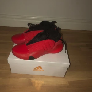 Basketskor  - James hardens vol 7. Endast använda vid få tillfällen så de är nästan helt nya vara lite dammiga under men enkelt att få bort om man då vill det. Nypris 2000kr o mitt pris 1200kr! Pris kan diskuteras men går inte under 1000kr.