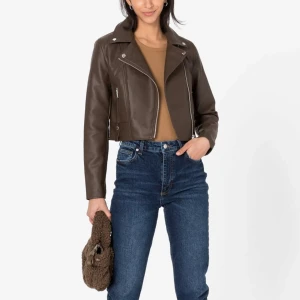 Brun skinnjacka  - Jag säljer denna för den inte kommer till användning💕Jag har använt den en gång och den är fortfarande som ny, den har inget slitage. Den är i storlek XS🫶🏼