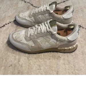 Valentino rockrunners  - Hej, säljer dem här feta skorna för dem inte används längre, kontakta mig för minsta fundering😊