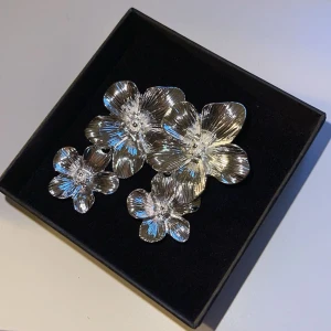 Blom örhängen  - Fick dessa jättefina örhängena i födelsedagspresent, men jag använder inte silver smycken därför säljer jag dessa! Har aldrig använt dem!💕smyckesboxen ingår💕