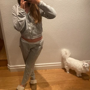 Calvin klein mjukis sett  - Grått mjukis sett från ck, köptes för 1200 men säljer för 499❤️