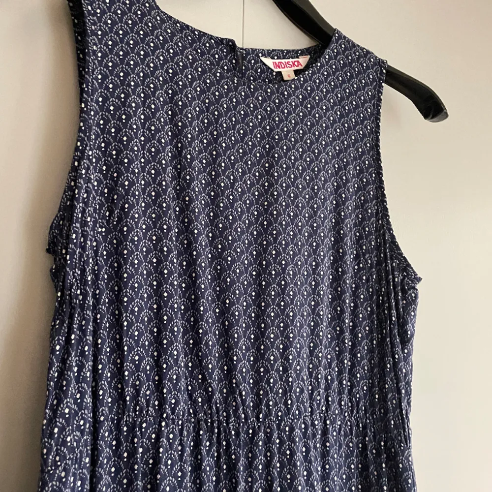 En jättefin marinblå mönstrad långklänning i storlek S💗. Klänningar.