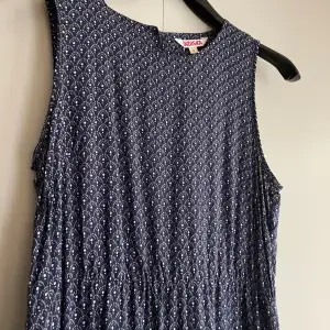 En jättefin marinblå mönstrad långklänning i storlek S💗