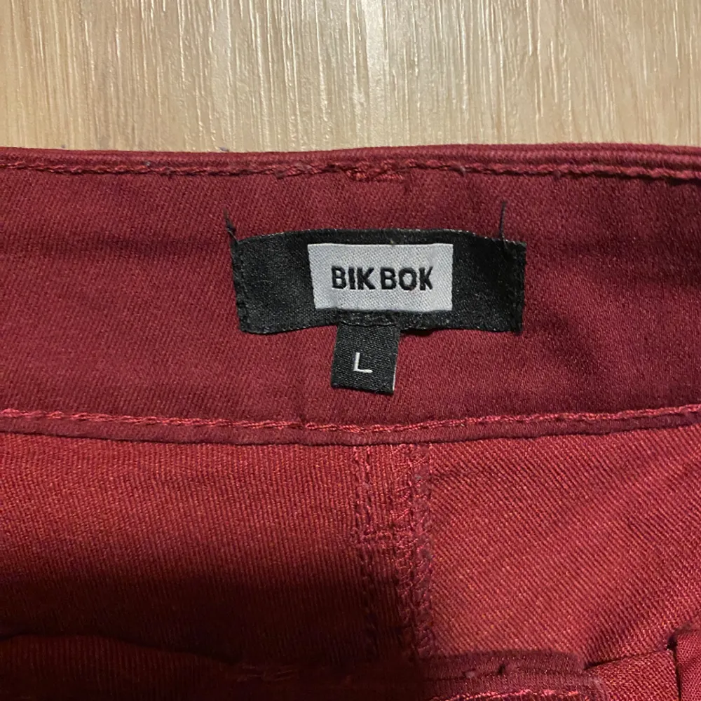 Röda jeans som tyvärr inte passar. Skriv vid funderingar🫶🏼. Jeans & Byxor.