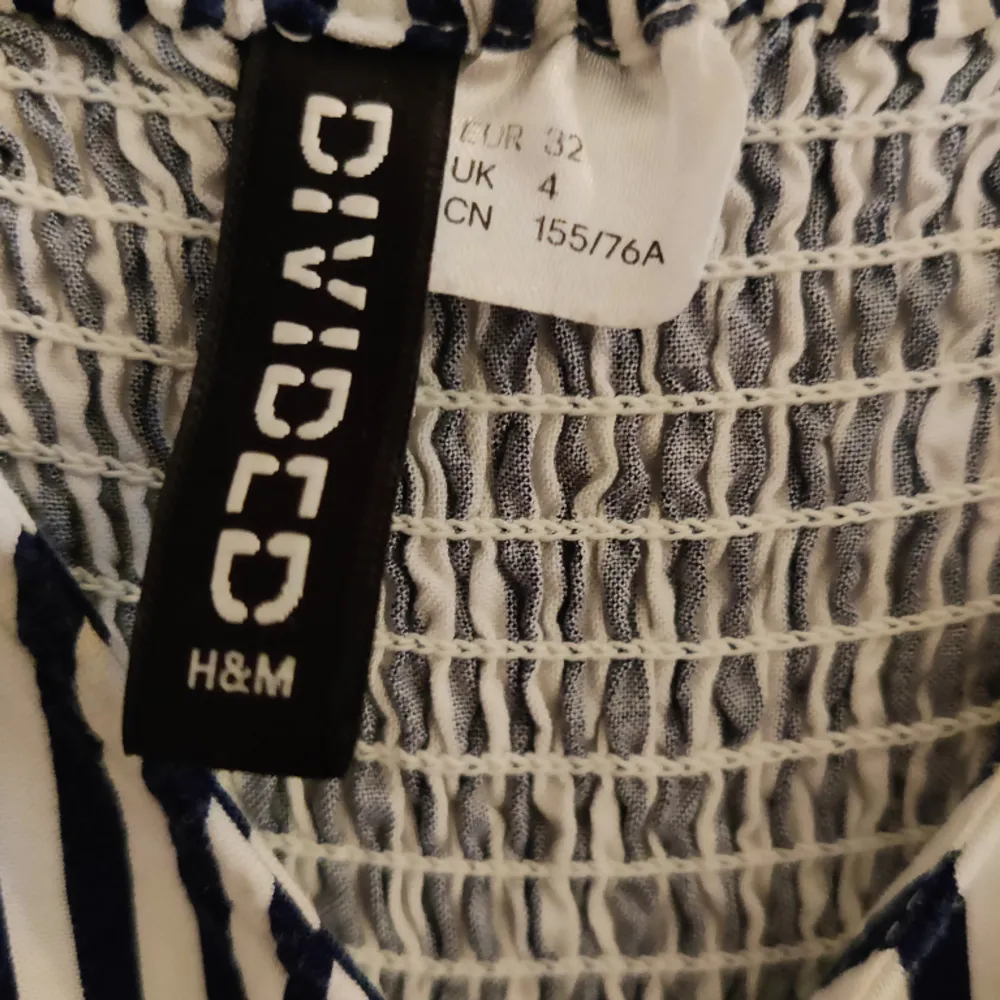 Klänning i storlek 32 från H&M . Klänningen är blå och vit-randig och har en knut. 😍. Klänningar.