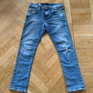Trendiga replay jeans, sitter som 28/30. Använda ungefär 5 gånger, skick 9/10. Nypris 1200, mitt pris 750. Obs de här jeansen har slutat tillverkas och går inte och få tag på.