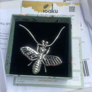 Silvrigt ”bi” halsband  - Jag aldrig använd det då jag inte fått någon användning, så det är som nytt🫶🏻Det är även slutsålt på hemsidan 🩷Det är som ett stort silvrigt ”bi”🫶🏻Skriv om du vill ha flera bilder, ny pris 500kr, pris kan diskuteras 🩷