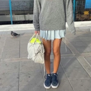  Lågmidjad Jeanskjol - As fin jeanskjol med veck, inga synliga defekter men kommer inte till användning.