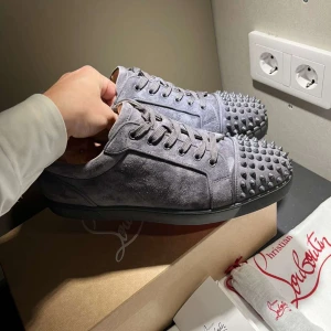Christian Louboutin Grey - Säljer dessa väldigt fina loubs. Dom är extremt bra skick 9/10 och mockan är bra. Allt på bilden följer med. Dom är i strlk 45 men passar 44 då jag har lagt in en extra sula. Den går att ta bort smidigt och snabbt om man vill utan några skador.
