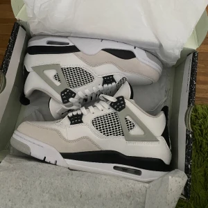 Jordan 4 military black  - Säljer helt oanvända Jordan 4s då jag ångrar köpet och är i behov av andra skor!   Väldigt bra pris! 🤝