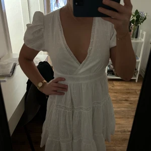 Studentklänning  - Säljer denna så fina klänning från Zara.  Köpt förra året och är i väldigt bra skick.   Puffärmar och volang, v-ringad med tjockt material😍 Storlek 36   Skriv för fler bilder❤️
