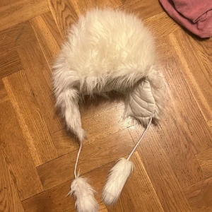 Fluffig pälsmössa - Vit fluffig mössa i fuskpäls🐻‍❄️