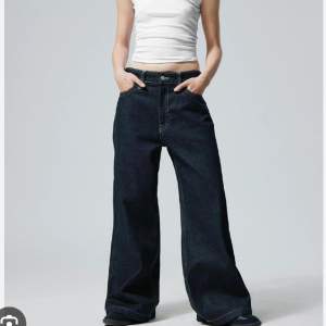 Vida baggy jeans från weekday i modellen ”duchess”
