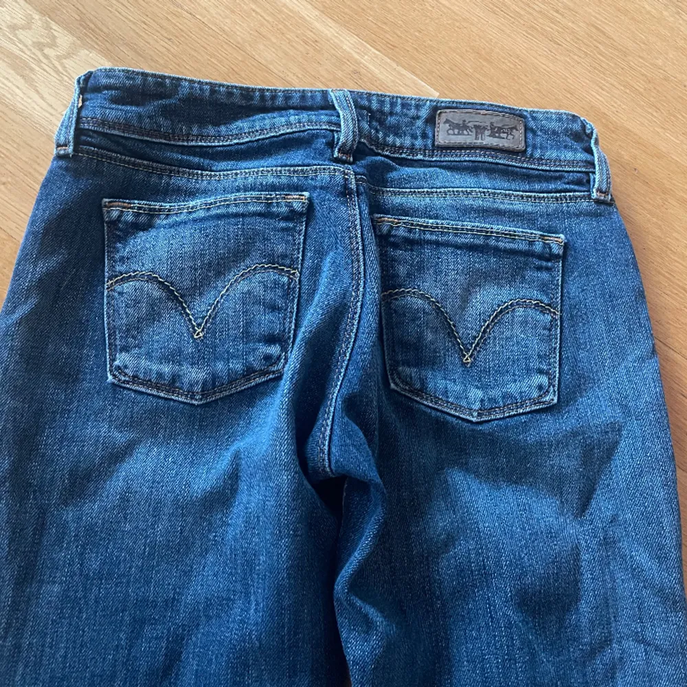 Coola lagmidjade jeans från Levis🩷 lite slitage längst ner men annars i bra skick! Midjemått: 38cm. Innerbenslängd: 80cm. Vida/utsvängda: 20cm.🩷. Jeans & Byxor.