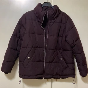 En vinter jacka - Jag har haft jackan i några månader och använt den några gånger. Vill bli av med mycket av det jag har för att jag ska flytta snart. 