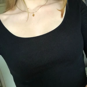 Svart långärmad topp - Långärmad svart topp från HM, inga hål eller missfärgningar. Storlek S, kom privat för fler bilder eller frågor💕