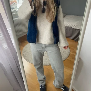 Supersnygga jeans  - Från Gina, sparsamt använda då dom är lite för stora🫶🏼 jag gick upp en storlek för att få dom mer oversized, det är en straight modell på dom❤️ säljer även ett par i ljusblå. Skriv för fler bilder, priset går att diskutera💋nypris 500!