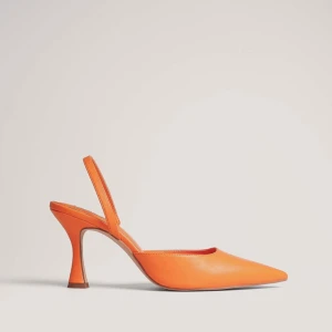 Spetsiga Klackar - Orangea klackskor med spetsig tå från NAKD. Storlek 38. Endast använda en gång. Nypris 599 kr. Skriv för fler bilder!🧡☀️🤍
