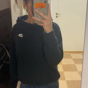 Hoodie - Svart hoodie som passar till allt. Köpt för 500 och säljer för 300 kr. Den har inga defekter och är i perfekt skick 