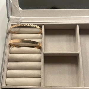 Armband - Armband i mycket bra skick, går att justera och kan säljas en och en eller båda två. För att köpa 1 = 45   Och två = 90🫶🏼