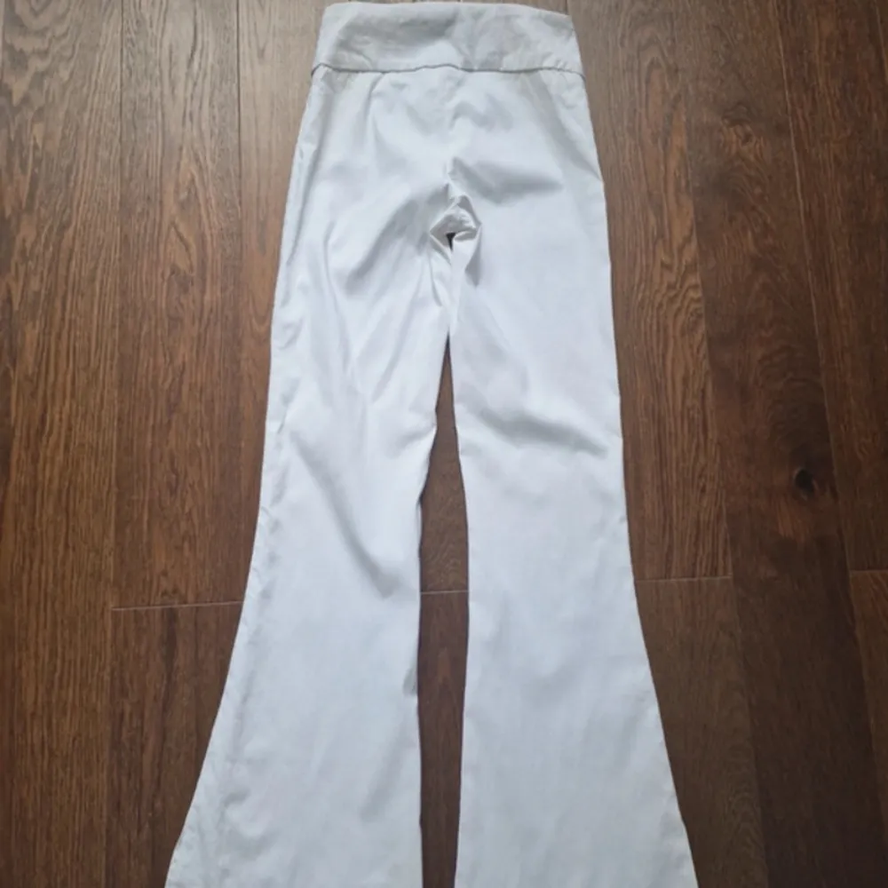 Vita kostymbyxor i storlek 34, väldigt stretchiga! Från märket tally weijl, vintage. Jag är 165 🙌💫 Midjemåttet: 70 cm  Innerbenslängd: 80 cm. Jeans & Byxor.