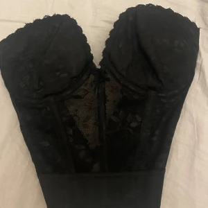  korset topp  - Köpte denna på en secondhandbutik i Uppsala men den har inte kommit till användning så nu säljer jag vidare💕 kontakta gärna om frågor!! Den är storlek s men passar helt ärligt nog M och xs pga att man kan justera storleken.