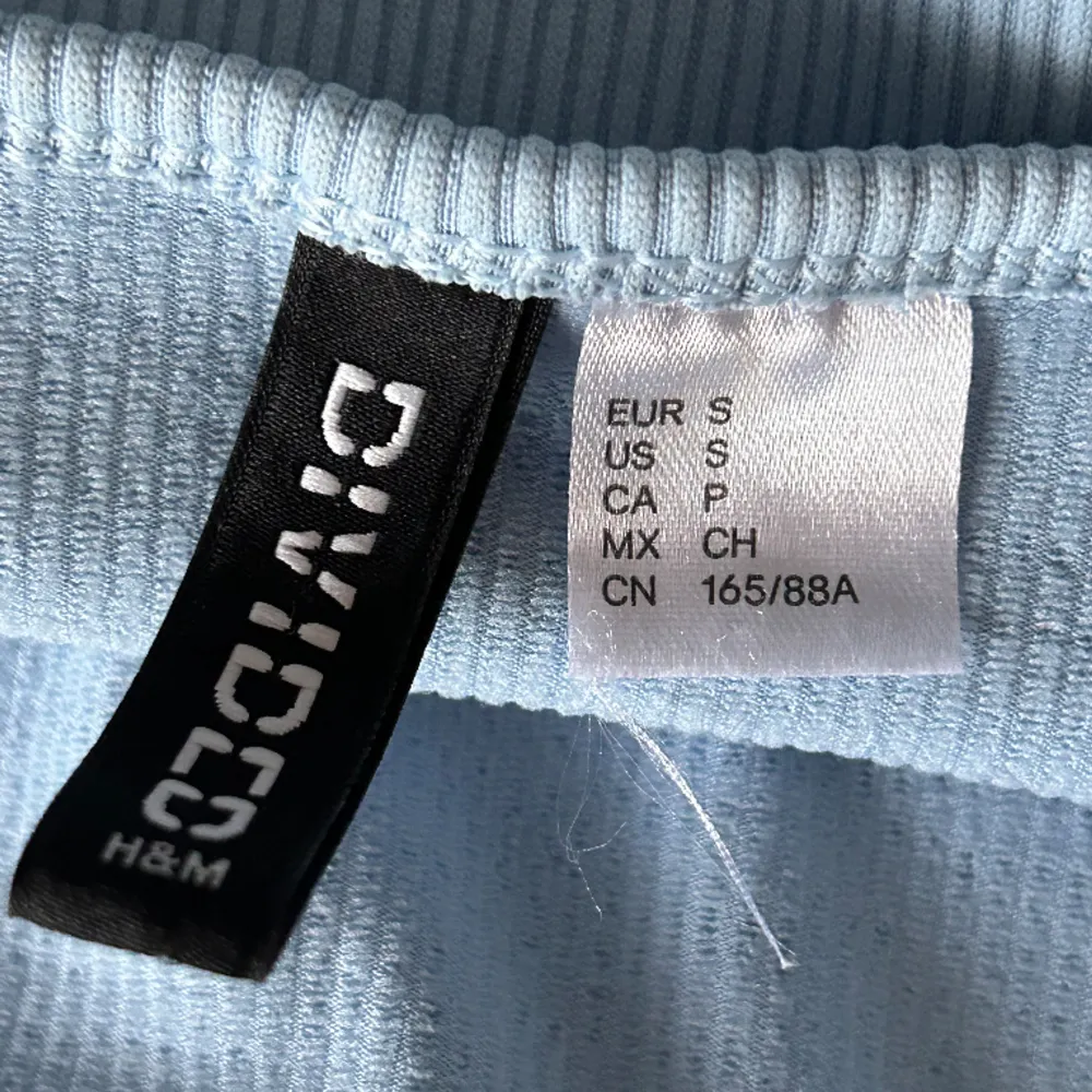 Blått linne från H&M. Aldrig använd, bara provat på. Inga defekter. Perfekt till sommaren. Kontakta mig om du vill ha mer bilder :). Toppar.