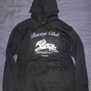 Svart hoodie - Svart fivetoclo hoodie Aldrig använd men säljer eftersom den var för liten. Nypris 852kr. Pris går att diskutera vid snabb affär 