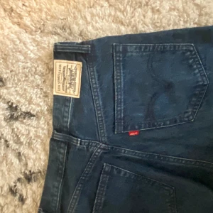 Mörkblå Jeans Levi’s - Mörkblå jeans, inte anväda så mycket. Köpt för 800. Storlek 28-34, långa, är 175 och de är långa på mig. De är hög midjade. Köparen står för frakten 