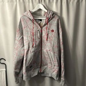 Fullzip DC hoodie  - En riktig fet jesse pinkman fullzip med snygga detaljer gömfack och tumhål för en relaxed fit från DC  Pris går att diskutera 