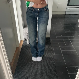 Lågmidjade jeans - Lågmidjade jeans i från weekday. Endast använda en gång. Säljer då dom är lite för små för mig  tyvärr. 