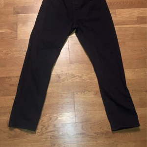 Levis 501 - Levis 501 jeans. Inte andvända på ett tag men endast andvända cirka 3 gånger. Sjukt bra skick. Passformen är straight. Nypris: 1200kr. Pris:450kr