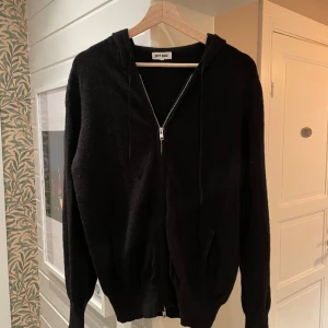 Soft Goat Zip Up - Tröjan är i storlek M och inköpt förra året. Har använts varsamt och underhållits med kashmirkamm.