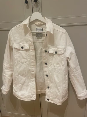 Jacka lexington  - Jeans jacka i stretchigt tyg från Lexington i storlek xs. Knappt använd. 