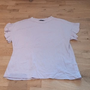 Volang tröja - Super fin lila volangtröja från lager 157, finns nog inte kvar på hemsidan! Bra skick o ganska liten i storlek.