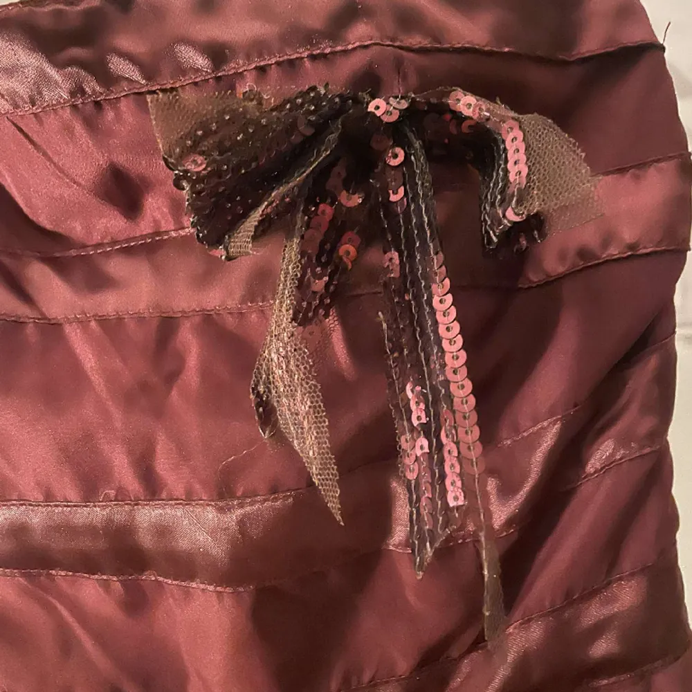 En vinröd balklänning Köpt i kanada med under kjol och rosset storlek 38. Klänningar.
