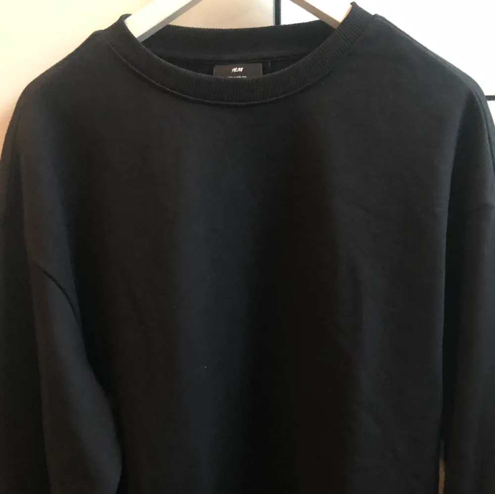 Säljer denna härliga sweatshirt från H&M. Skick 10/10 använd en gång. . Tröjor & Koftor.