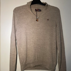 Morris tröja  - Säljer en fet Morris halv zip helt oanvänd skick 10/10. Ny pris 1500 vårt pris:699. Pris är förhandlingsbart vid snabb affär. Skicka i dm vid funderingar 