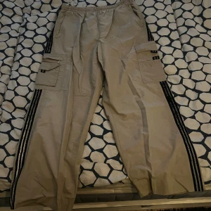 Tunna tech cargos  - Baggy tech cargos i storlek Xl uppklippta tyvärr 