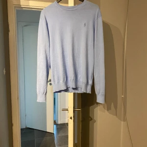Merino ull Polo Ralph lauren tröja  - Tja. Säljer min Polo Ralph lauren tröja i ljusblå storlek S passar M. priset kan diskuteras🤩byten funkar beror på vad det är för något🤝😁
