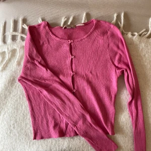 Rosa topp H&M - Rosa topp från h&m i storlek M. Passar även mig som vanligtvis är S!