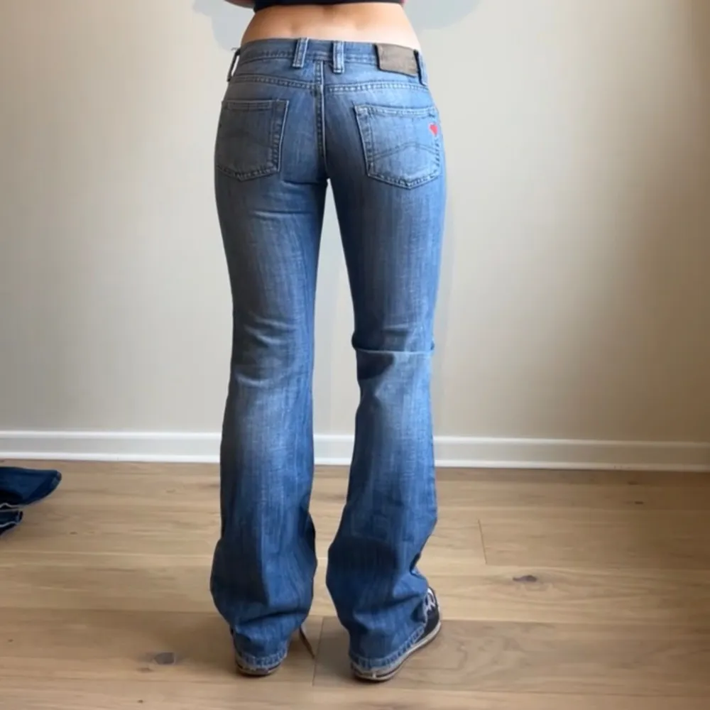 Lågmidjade vintage armani jeans. Midjemåttet är ca 72cm, 36cm rätt över. Innerbenslängden är ca 83cm. . Jeans & Byxor.