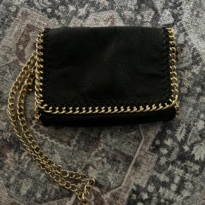 Super fin tiamo väska - En jätte snygg Stella maccartney liknande väska i ett super bra skick💗 Den har en guld kedja och är knappt andvänd och har inga defekter💕