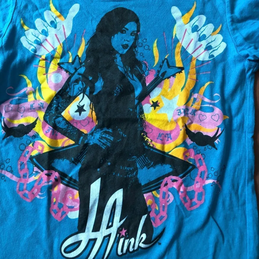 ⭐️T-shirt från Kat Vond D tv-program La Ink. Väldigt svår att få tag i. Bra begagnat skick. Inga hål eller fläckar. ⭐️Strl S. Lite liten i strl. 46kr i frakt tillkommer. T-shirts.