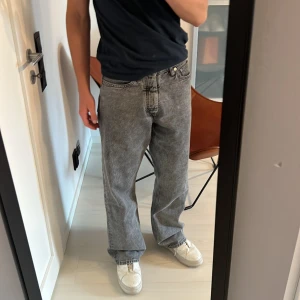 Hope Loose Fit Jeans - Hope Loose fit jeans i stl 28 (midja). Fint skick och nypriset ligger på 2300 kr. 