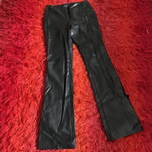 Latexbyxor - Bootcut latexbyxor, ett litet hål framtill (bild3). 