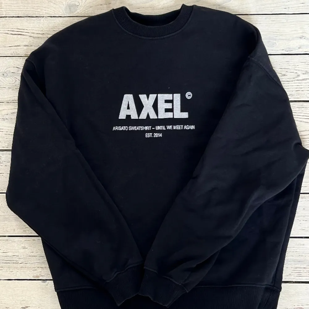 Säljer min Axel arigato tröja pga att den inte kommer till användning längre, fel fri och använd sparsam. . Hoodies.