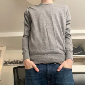 Uniqlo crewneck - Crewneck från uniqlo i storlek S. Killen på bilden är 173 och den passar perfekt. Nyskick. Hör av er vid frågor.